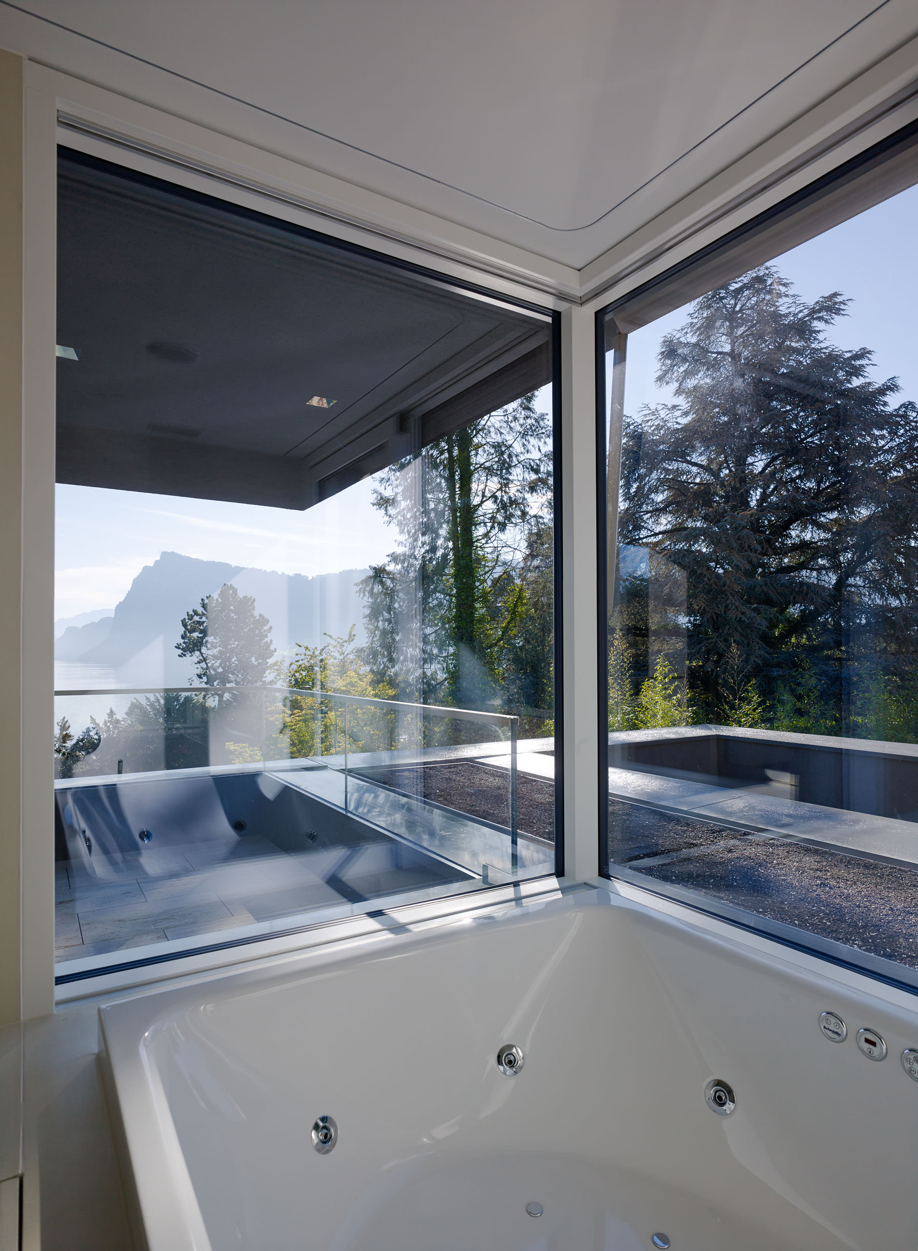 E12408 035907p j2560